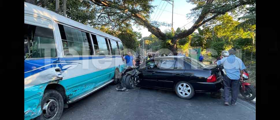 Conductor y microbusero de la ruta 6 ocasionan accidente y caos vehicular en calle a Mariona