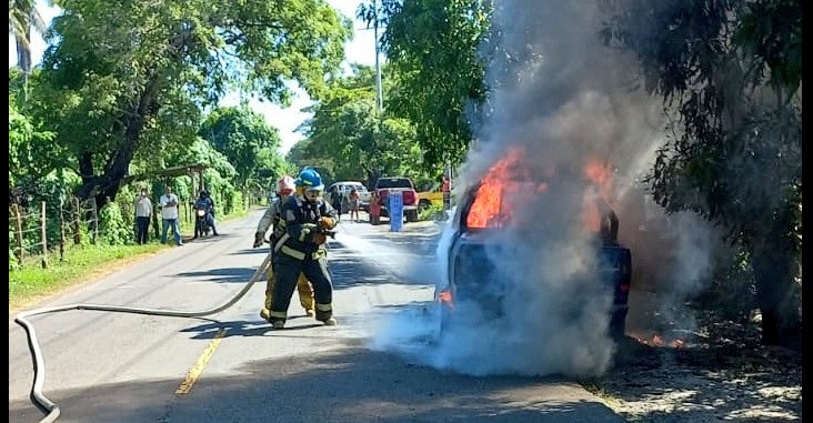 Carro arde en llamas en carretera a playa Los Cóbanos, Sonsonate