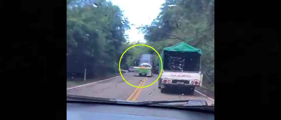 VIDEO: Conductor de rastra casi provoca accidente por sobrepasar vehículo en una curva