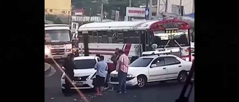VIDEO: Conductores ocasionan caos vehicular tras chocar sus vehículos en San Marcos