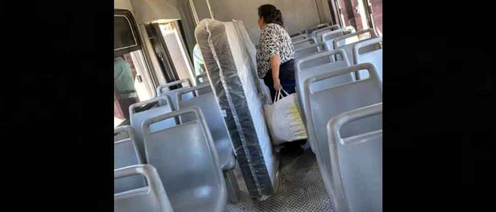 Mujer se hace viral por transportar un colchón matrimonial dentro de un autobús del transporte colectivo