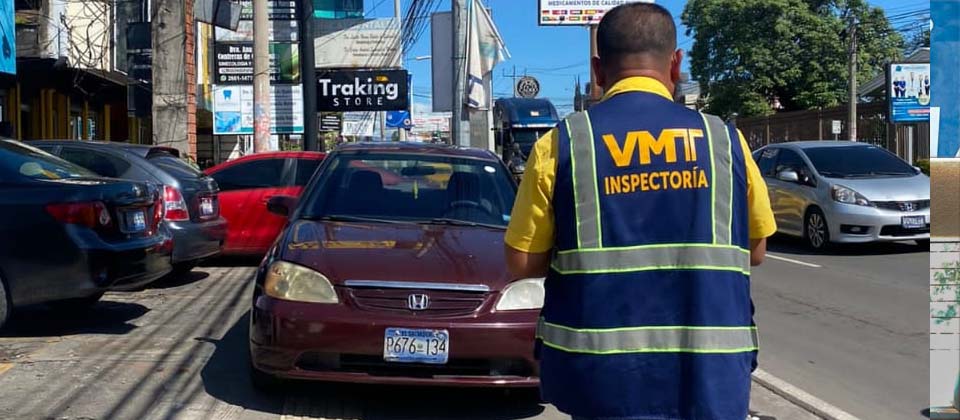 Sancionan a conductores que dejan su automóviles estacionados en las aceras