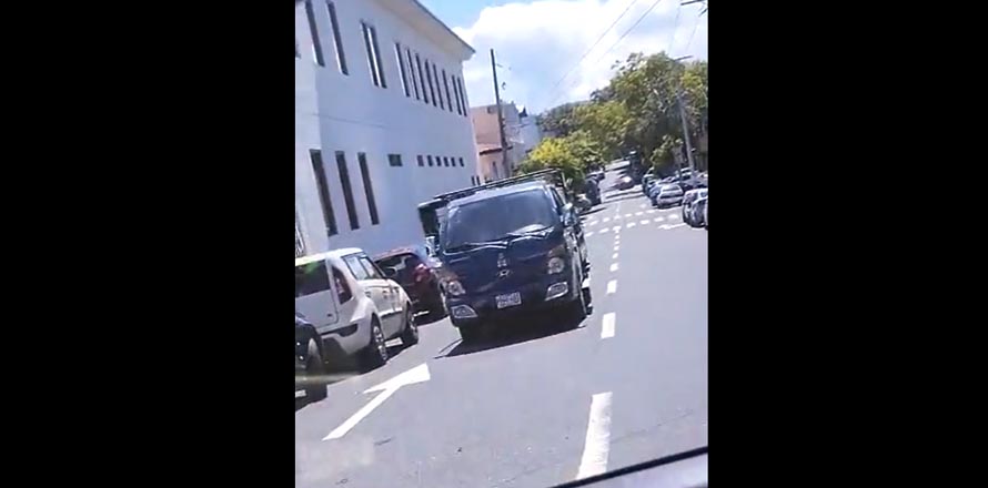 Denuncian a otro conductor manejando en sentido contrario en San Salvador