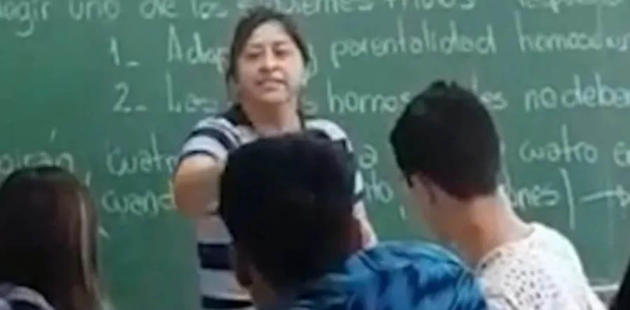 Mujer entra a un aula y golpea a alumno por hacerle bullying a su hijo