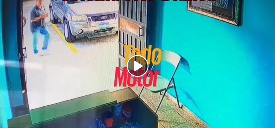 Sujeto se lleva un celular mientras nadie lo ve, pero se hace famoso gracias a las cámaras de vigilancia