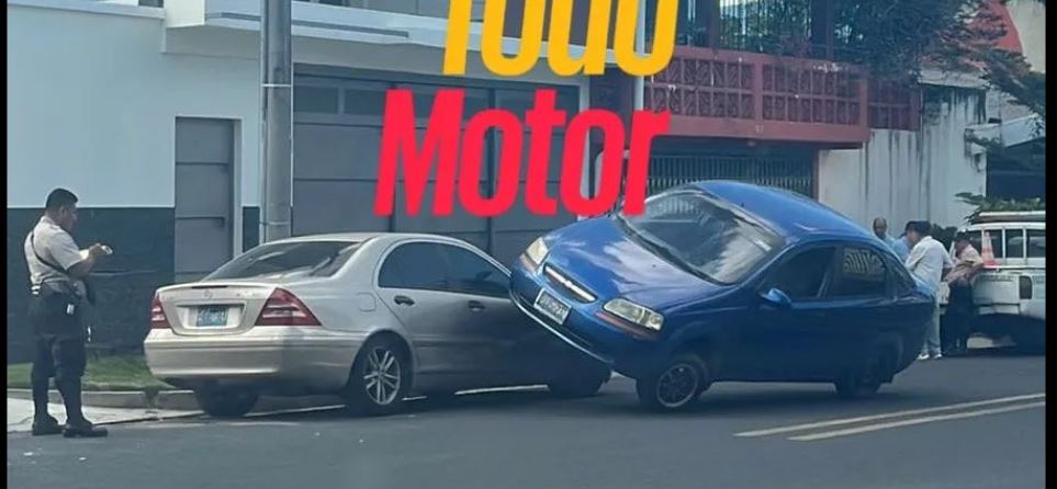 Conductor deja montado su carro sobre otro vehículo en Antiguo Cuscatlán