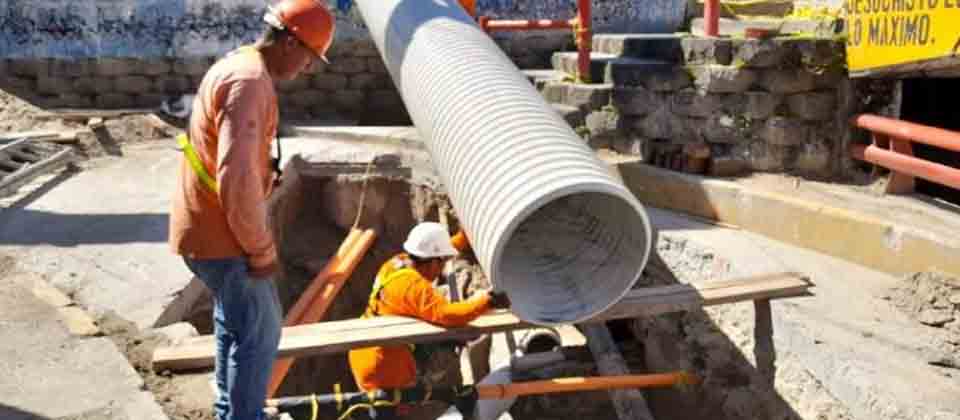 Obras Públicas instala las nuevas tuberías entre la 49 Avenida Sur y Alameda Roosevelt