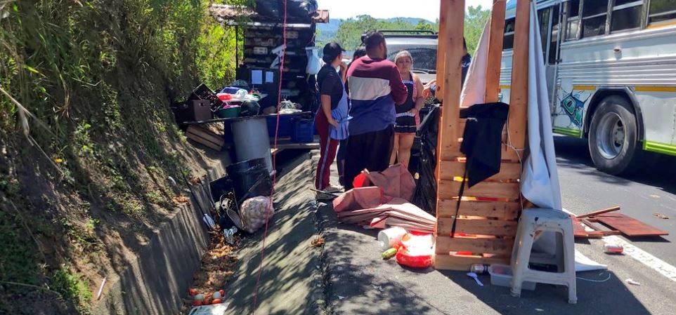 Conductor pierde el control y atropella a dos personas en un puesto de venta a la orilla de la Troncal del Norte