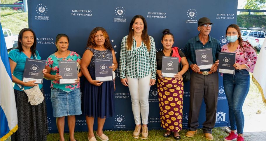 Entregan escrituras de propiedad y viviendas dignas a familias de comunidades en San Martín