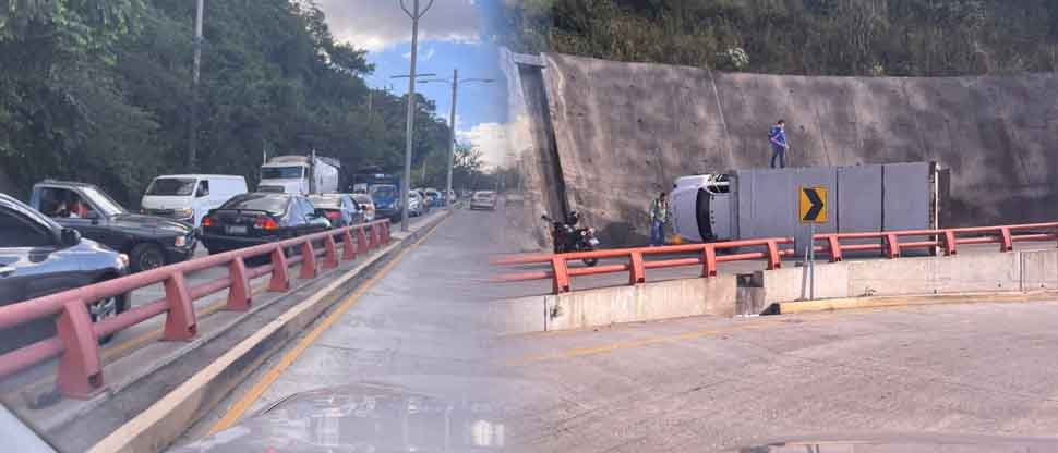 Conductor provoca caos vehicular al volcar en camión en zona del Paso del Jaguar