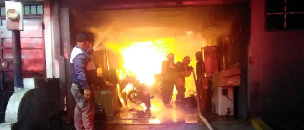 Bomberos sofocan fuerte incendio en una bodega en San Salvador