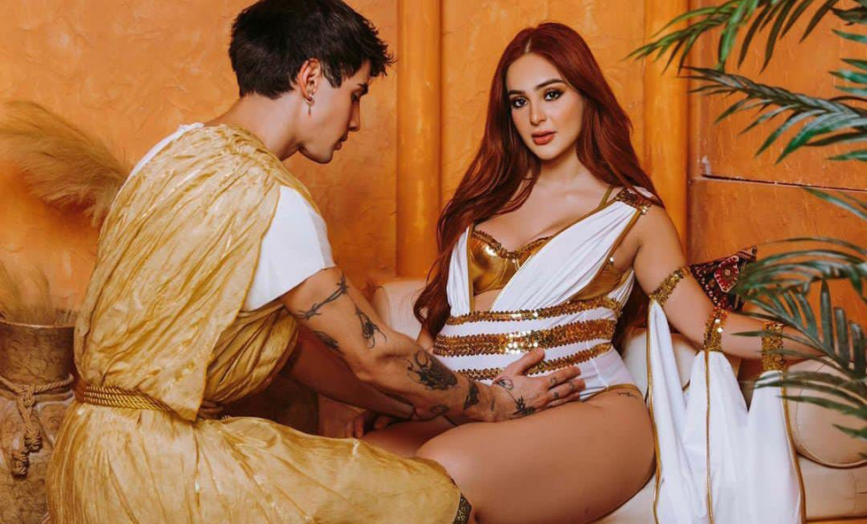 Nicolle Figueroa y su novio se disfrazan de griegos a la espera de su hijo Zeus