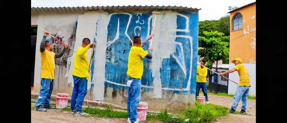 Privados de libertad eliminan grafitis de pandilleros que aún habían en Cuscatancingo