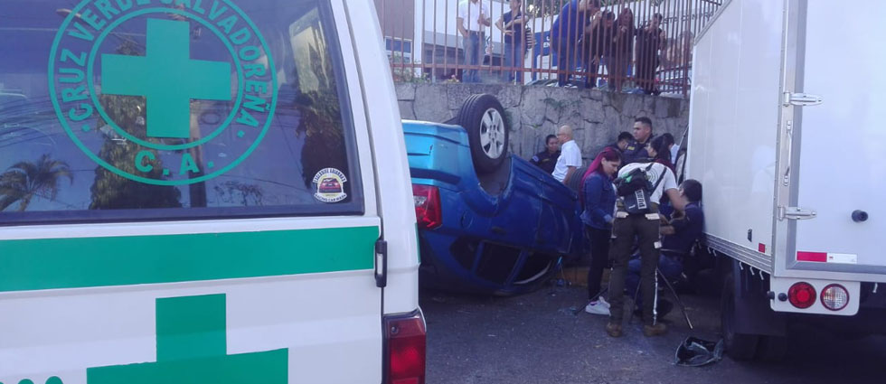 Reportan auto volcado sobre calle La Mascota