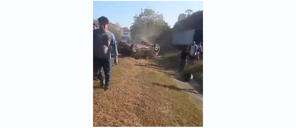 Reportan lesionados tras vuelco de auto sobre la carretera Oro