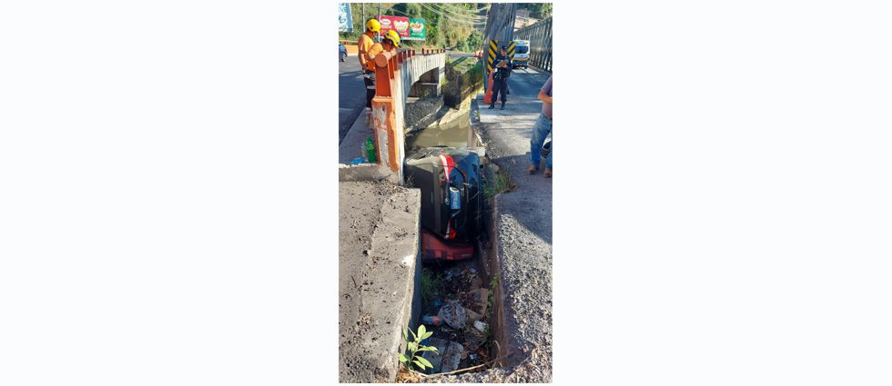 Una mujer y un niño lesionados luego que vehículo cayó frente a un puente en Soyapango