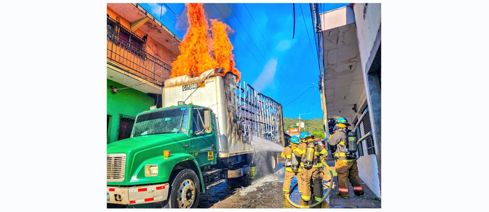 Rápida respuesta de Bomberos evita que rastra quede reducida a cenizas y que llamas se propaguen