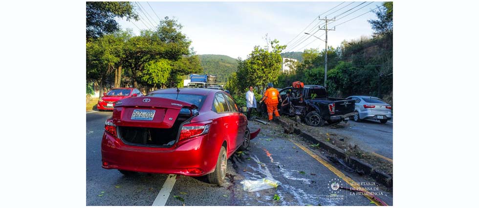 Reportan lesionados tras fuerte accidente de tránsito sobre la autopista Comalapa