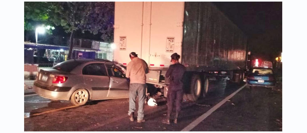 Automovilista se salva de milagro tras chocar contra una rastra