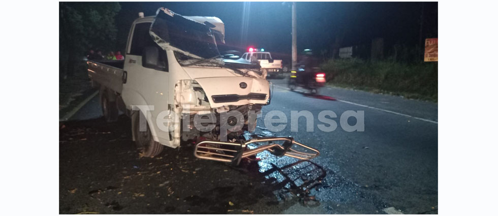 Rescatan a conductor de camión tras chocar contra un árbol