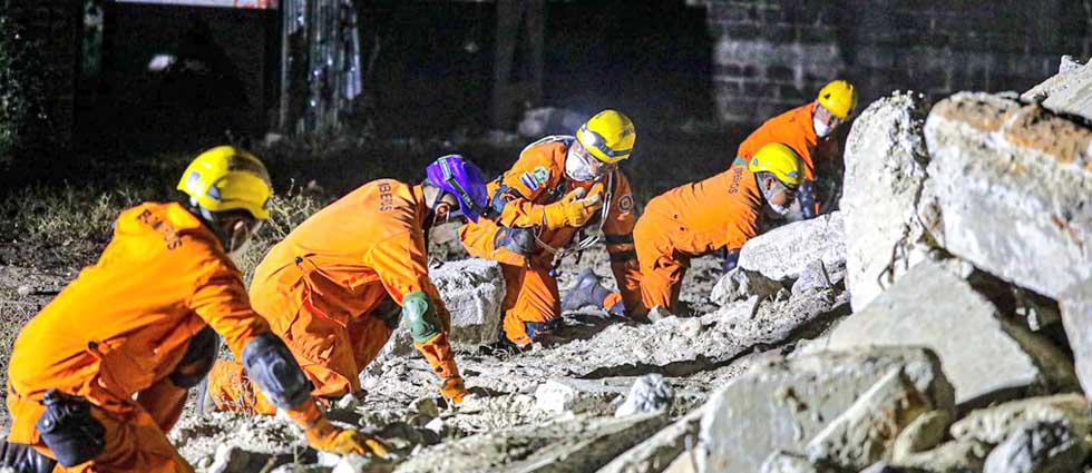 Bomberos salvadoreños siguen especializándose en técnicas de rescate para beneficio de la población