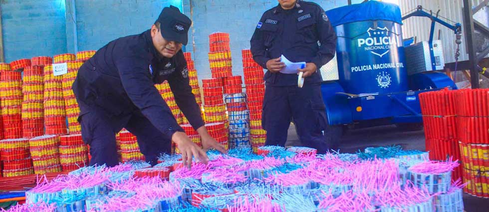 Policía decomisa más de 600 mil juegos pirotécnicos ilegales que representan un riesgo para la población