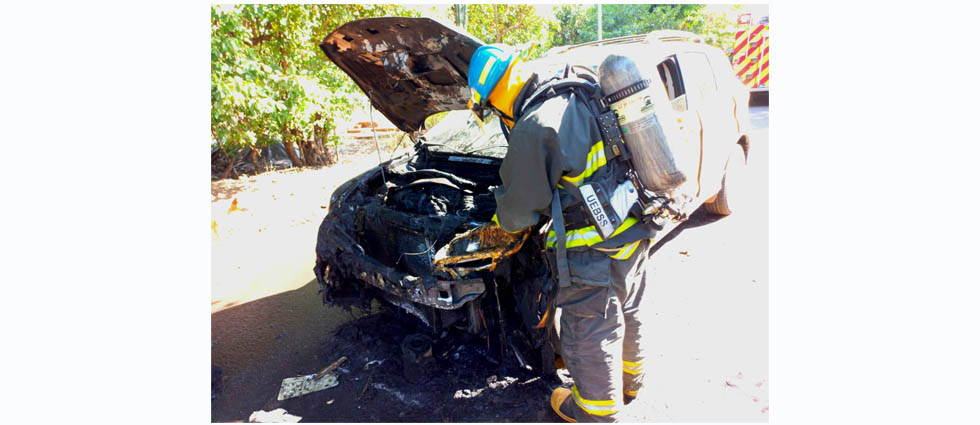 Zonal del motor de un vehículo queda casi en cenizas tras incendiarse en plena marcha