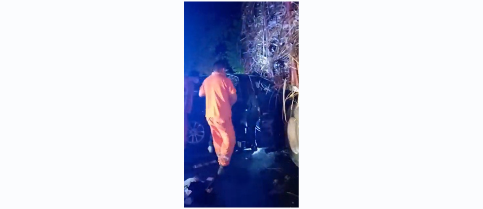 Joven automovilista se salva de milagro tras chocar contra una rastra