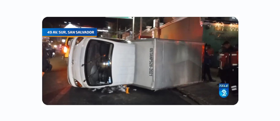 Un lesionado tras vuelco de camión sobre la 49 avenida Sur en San Salvador