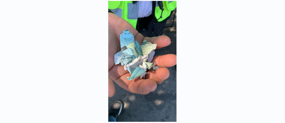 Sancionan a conductor, rompe la esquela, la tira al suelo y lo vuelven a multar por arrojar basura