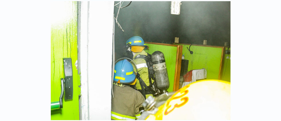 Sofocan incendio estructural en un call center de la colonia Escalón