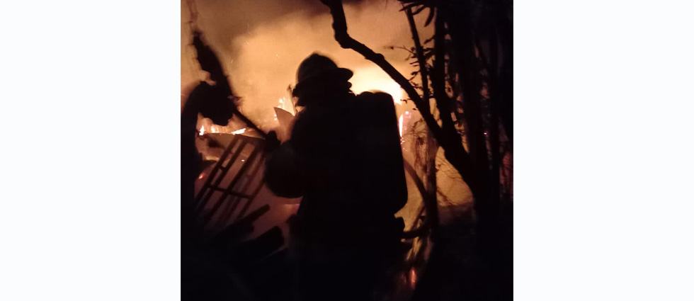 Familia pierde su vivienda tras voraz incendio en Santa Ana