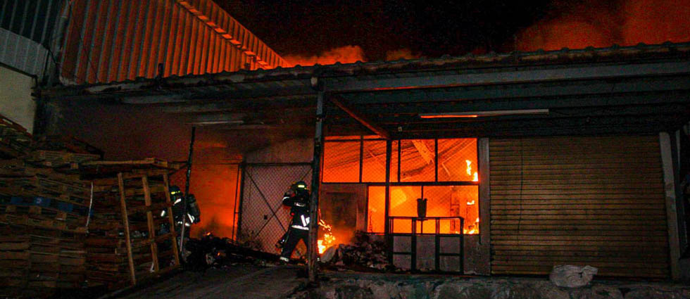 Más de 50 bomberos trabajan en fuerte incendio en zona franca de San Bartolo
