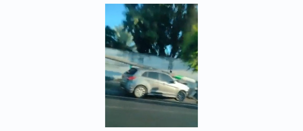 Automovilista choca contra un poste del tendido eléctrico en San Salvador