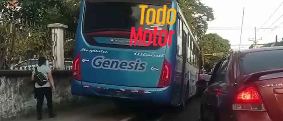 Busero se tira el carril auxiliar y expone la vida de peatones en pleno centro de San Salvador
