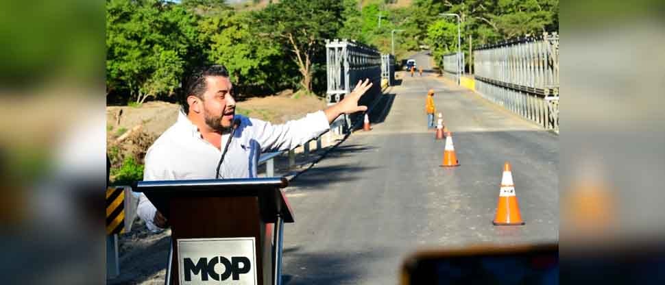 <strong>Entregan puente provisional sobre río Titihuapa, entre San Vicente y Cabañas</strong>
