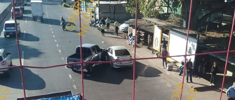 Pick up embiste a carro particular en el Poliedro en sentido hacia Santa Tecla