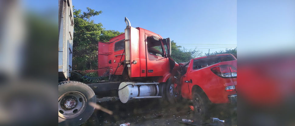 Mujer queda atrapada entre hierros retorcidos de un pick up tras ser embestidas por rastra en Usulután