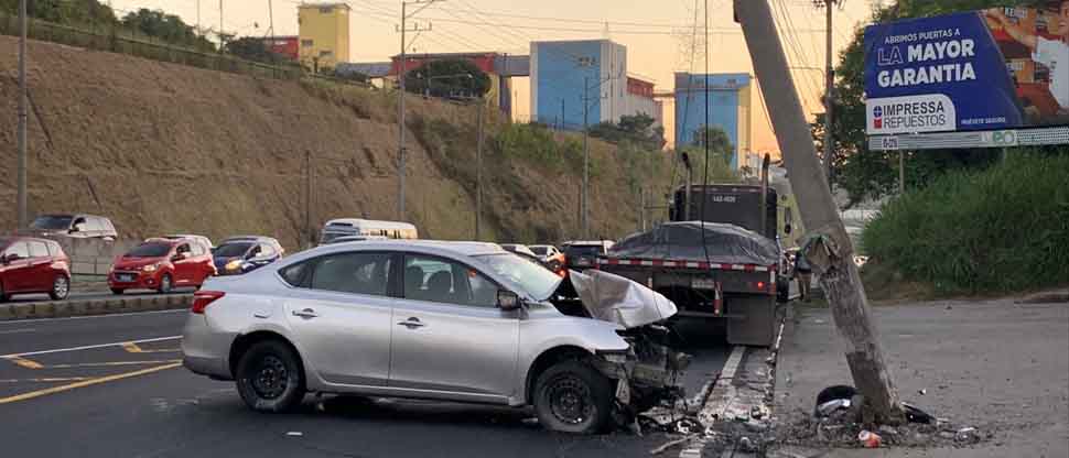 Conductor se duerme al volante y choca contra un poste del tendido ...