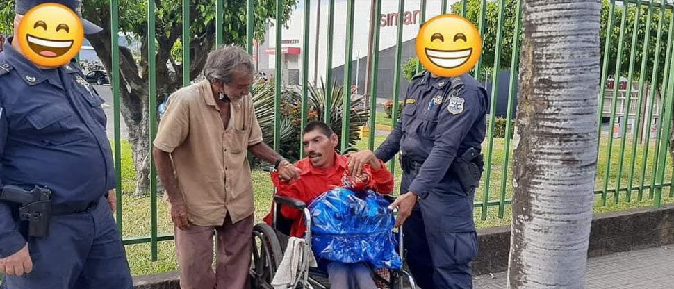 Van más allá del deber: Agentes de la PNC llevan obsequios a habitantes de Santa Ana