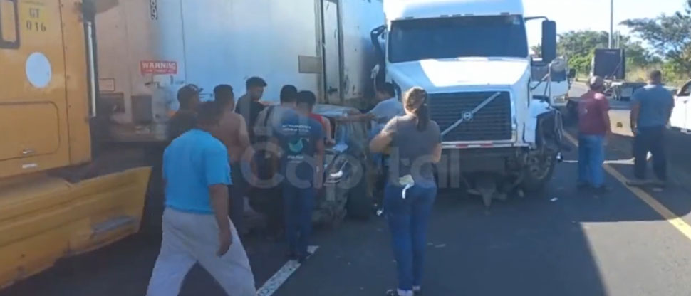 Particulares luchan desesperadamente por liberar a personas atrapadas debajo de una rastra
