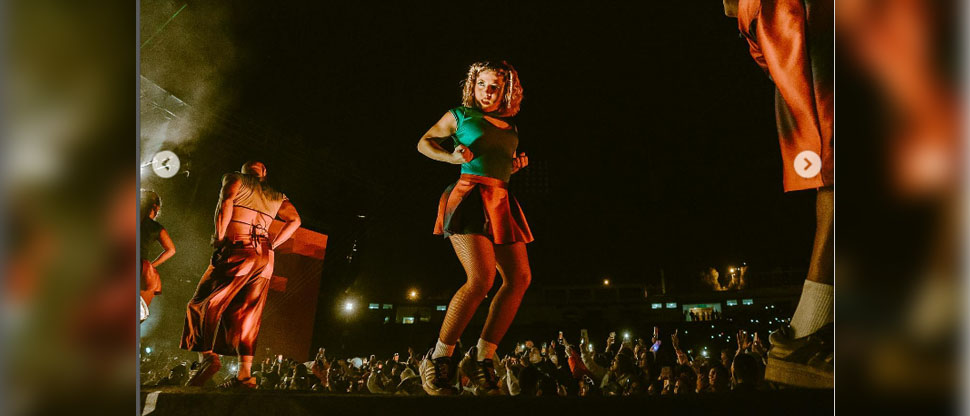 Bailarina de Bad Bunny queda fascinada con las pupusas de queso y chicharrón