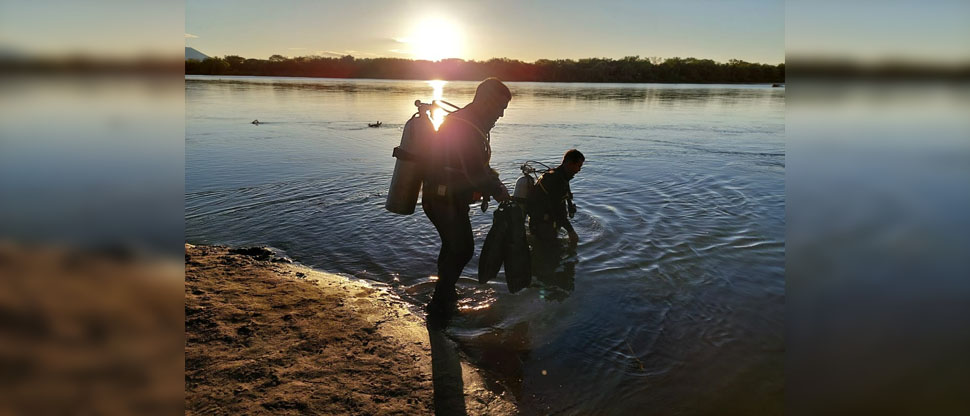 Buzos de la Fuerza Armada buscan a persona reportada desaparecida en el Río Lempa
