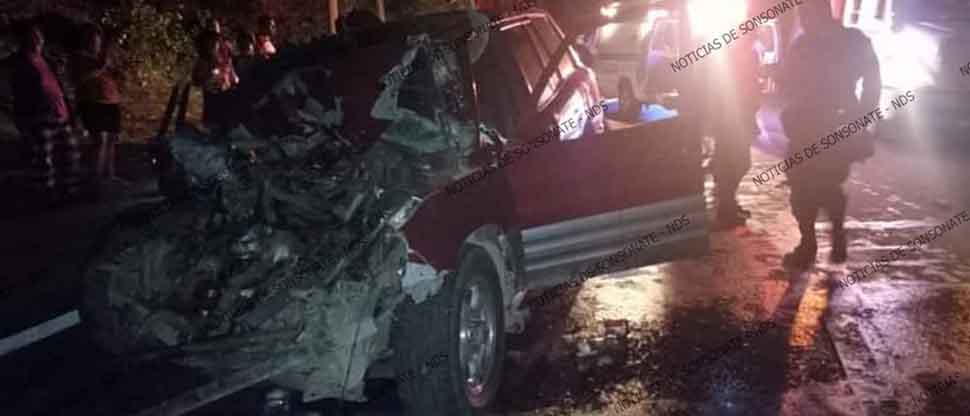 Fuerte accidente deja una persona atrapada entre los hierros de su vehículo