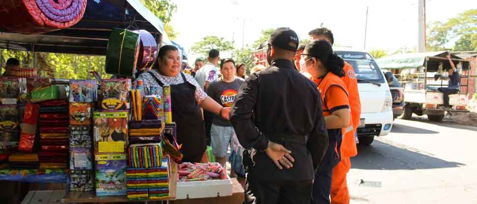 Protección Civil supervisa cumplimiento de medidas en puestos de venta de pólvora en La Paz
