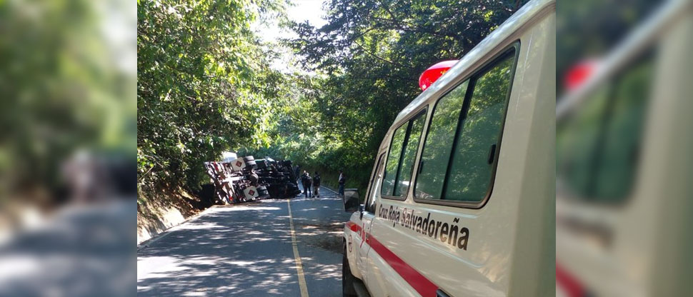 Dos personas resultan lesionadas tras vuelco de camión en peligrosa curva en carretera Comasagua