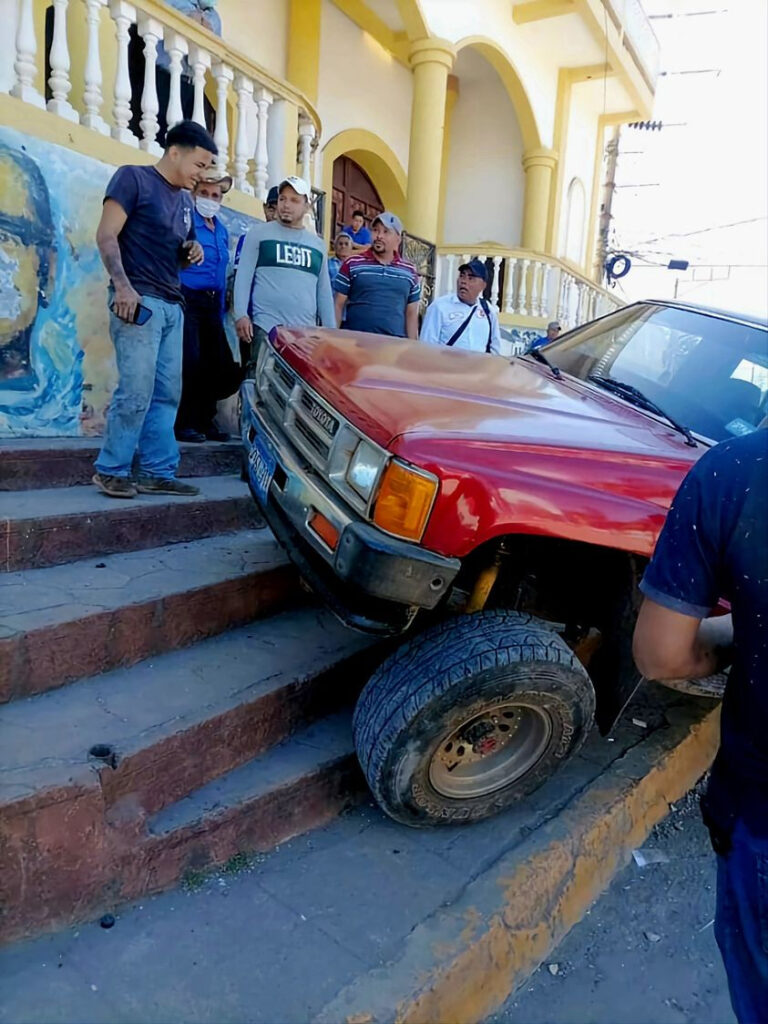 Conductor pierde el control de pick up y se sube a gradas de una ...