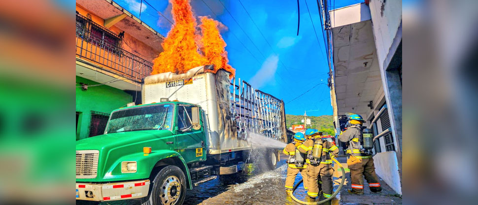 Rastra se incendia tras hacer contacto con cables de la electricidad en Chalatenango