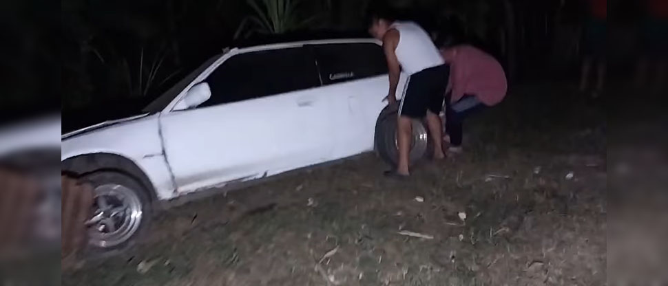 Rastra saca de la carretera a carro particular cerca de los moteles en la carretera a Sonsonate