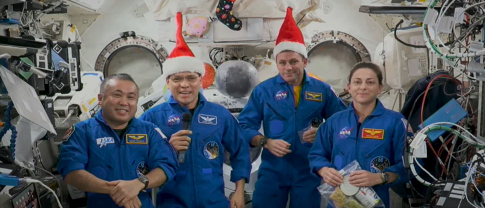 Astronauta de padres salvadoreños manda saludo navideño y revela qué cenará en Nochebuena